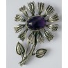 La Broche Marguerite est ici munie d'une améthyste.
